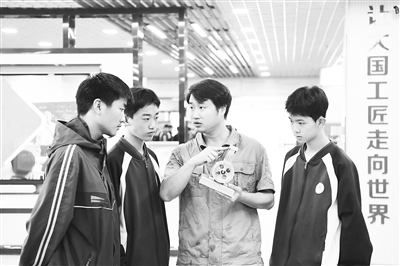 職業(yè)院校教師為數(shù)控技術應用專業(yè)學生授課。 新華社記者 王全超攝