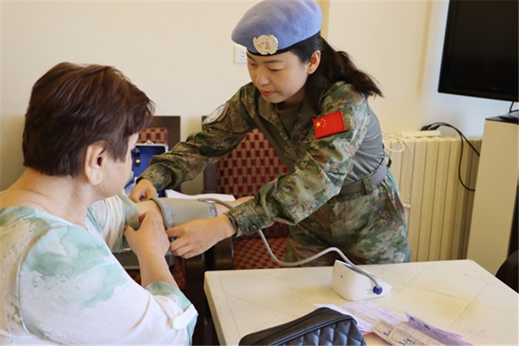 【1】 醫(yī)療分隊隊員為當?shù)鼗颊邷y量血壓。曾德樂攝