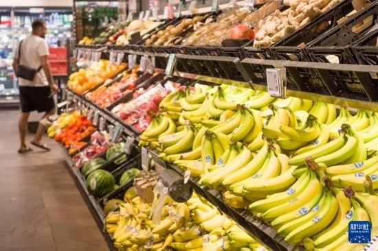 5月24日，顧客在德國(guó)柏林一家超市購(gòu)物。新華社記者 任鵬飛 攝