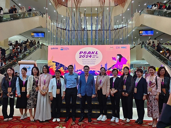 5月24日，在吉隆坡國際書展期間舉辦的中馬贈書儀式。中國圖書進出口（集團）有限公司供圖