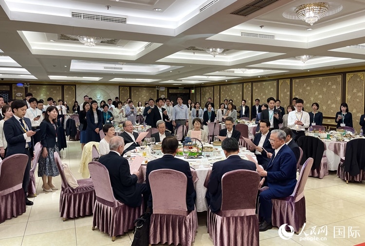 創(chuàng)價(jià)學(xué)會(huì)青年代表團(tuán)共唱《櫻花緣》