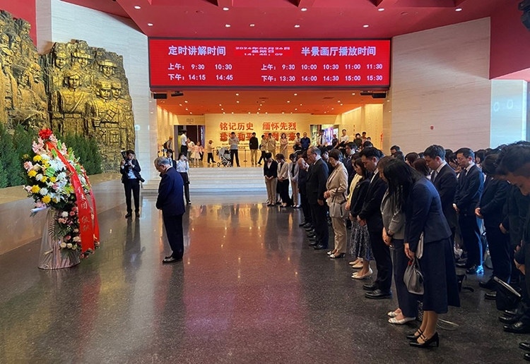 創(chuàng)價學會會長原田稔及青年代表團向中國人民抗日戰(zhàn)爭紀念館敬獻花籃。中國人民抗日戰(zhàn)爭紀念館供圖