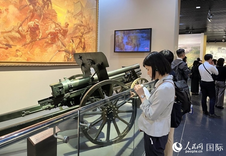 創(chuàng)價學會青年代表團成員在中國人民抗日戰(zhàn)爭紀念館參觀。人民網(wǎng)記者 陳思攝