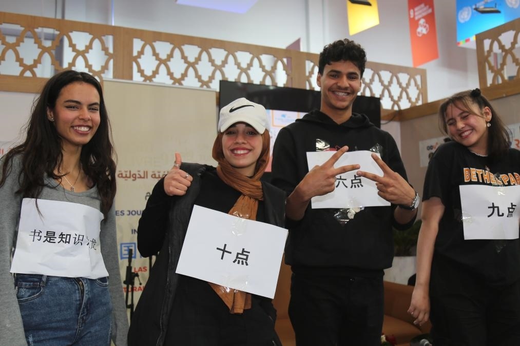 2024年4月24日，突尼斯高中生在首都突尼斯市舉辦的突尼斯國(guó)際書(shū)展上表演漢語(yǔ)節(jié)目。新華社發(fā)（阿代爾攝）