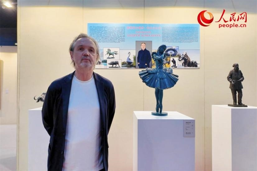 俄羅斯人民藝術(shù)家、俄羅斯美協(xié)主席安德烈·科瓦爾丘克正在接受人民網(wǎng)的采訪。人民網(wǎng)記者 劉微攝