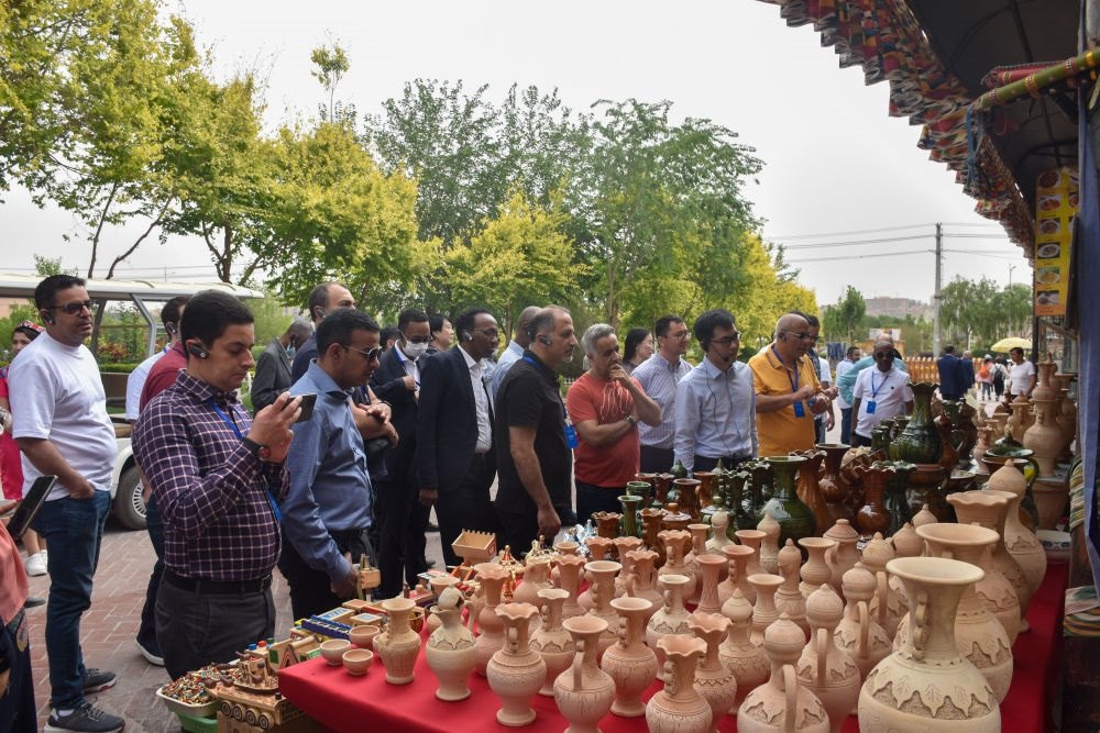 2023年5月31日，阿拉伯國家聯(lián)盟代表團(tuán)一行在新疆喀什古城參觀訪問。新華社記者 高晗 攝