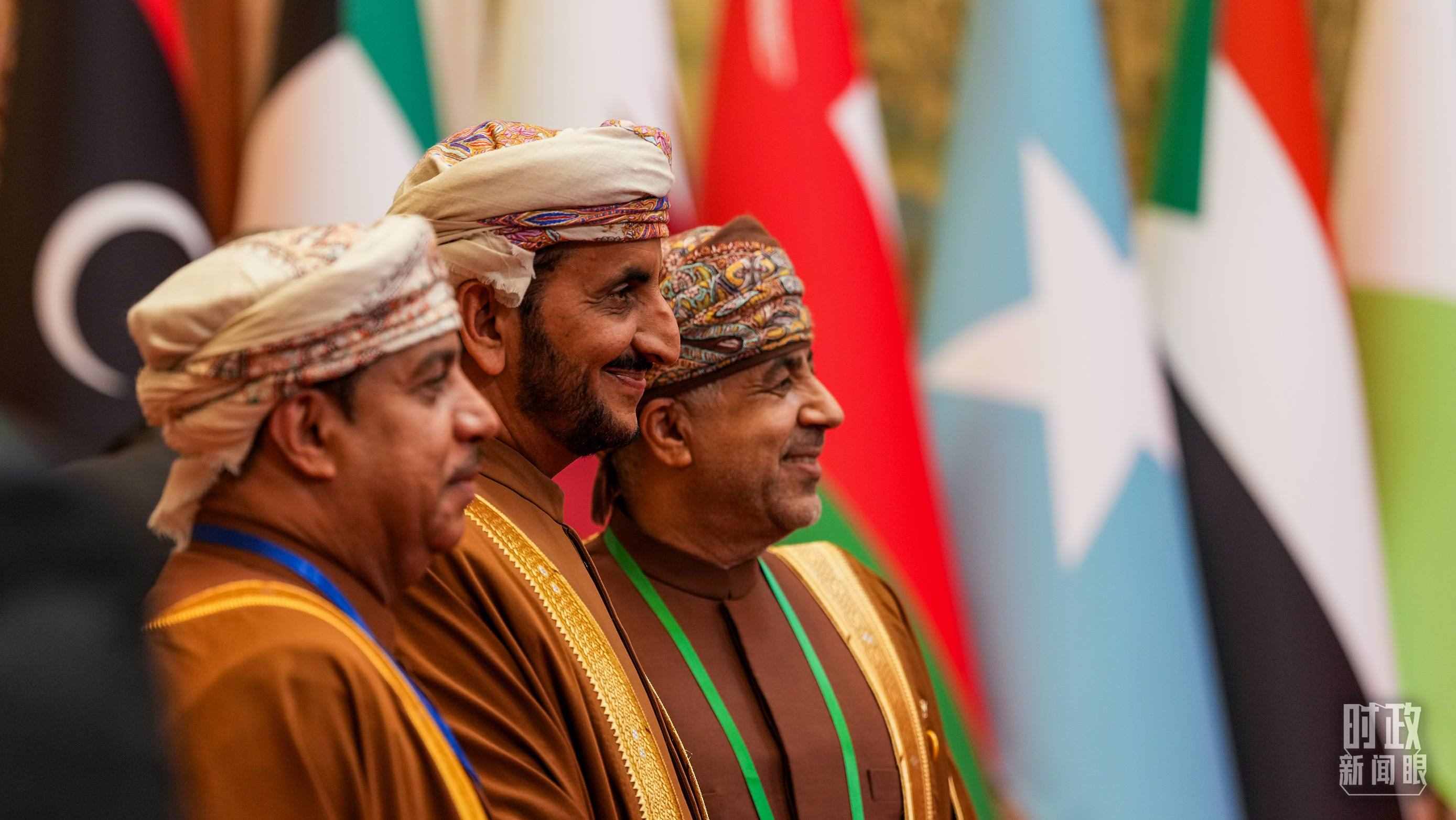 △與會代表在現(xiàn)場合影留念。（總臺國廣記者李晉拍攝）