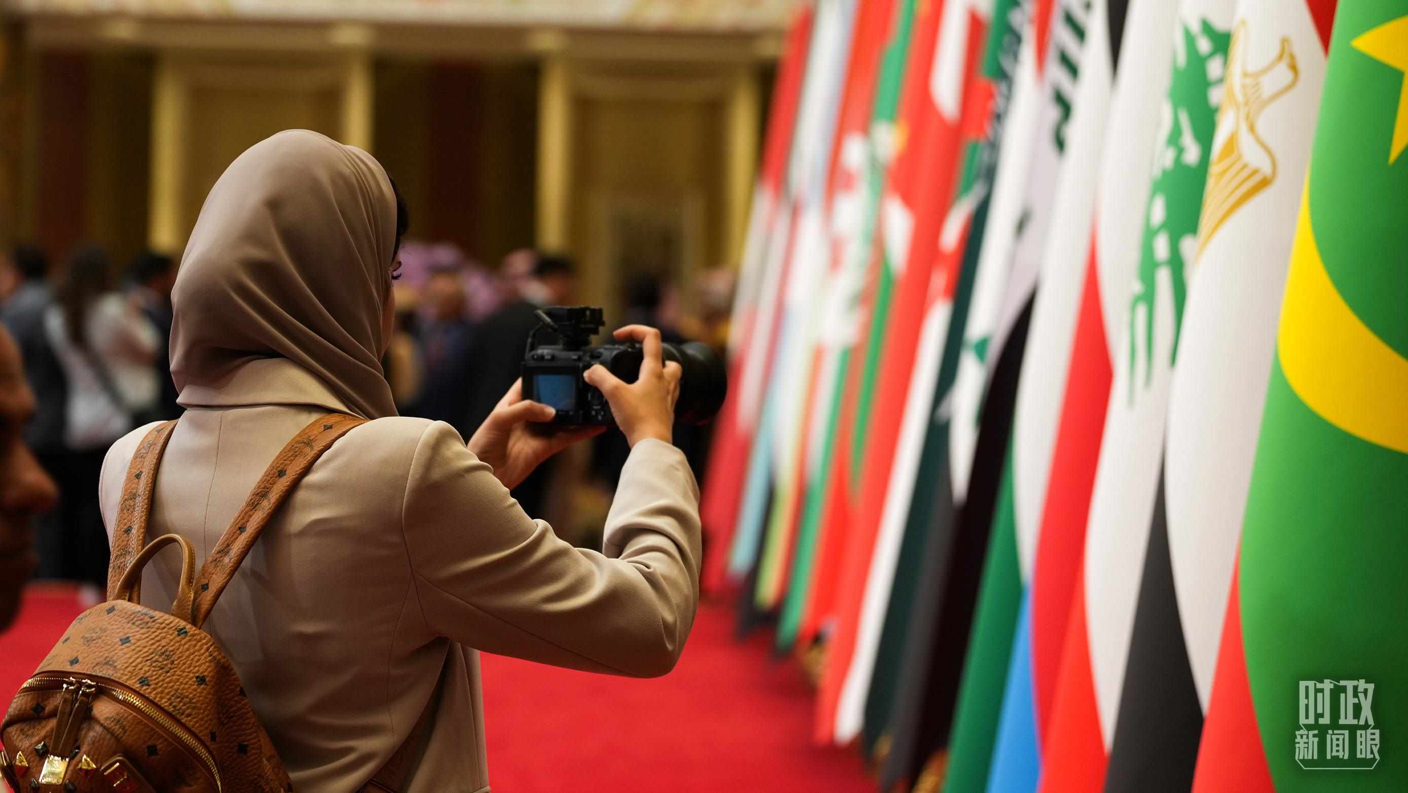 △外國媒體拍攝現(xiàn)場旗陣。（總臺國廣記者李晉拍攝）