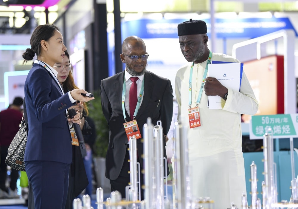 2023年9月22日，嘉賓在第六屆中阿博覽會(huì)上了解清潔能源項(xiàng)目。新華社記者 馮開華 攝