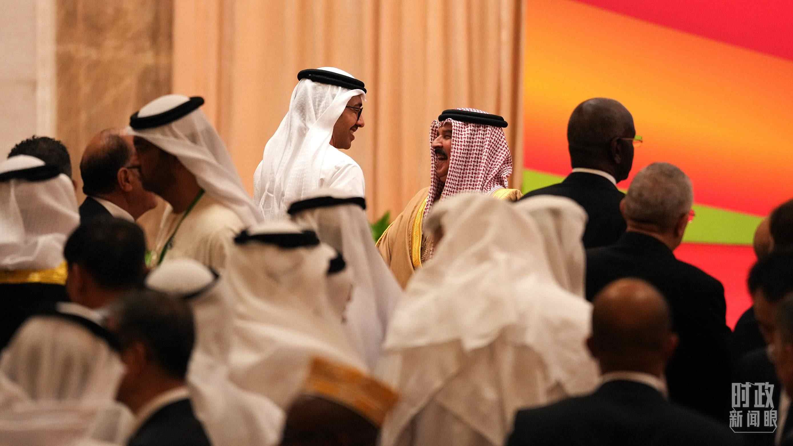 △與會代表在交談。（總臺國廣記者李晉拍攝）