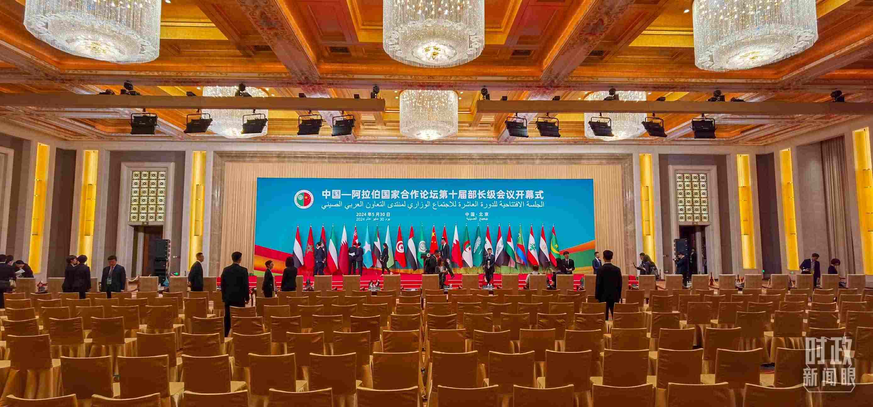 △會議開始前，現(xiàn)場正在進行各項準備工作。（總臺央視記者郭鴻拍攝）