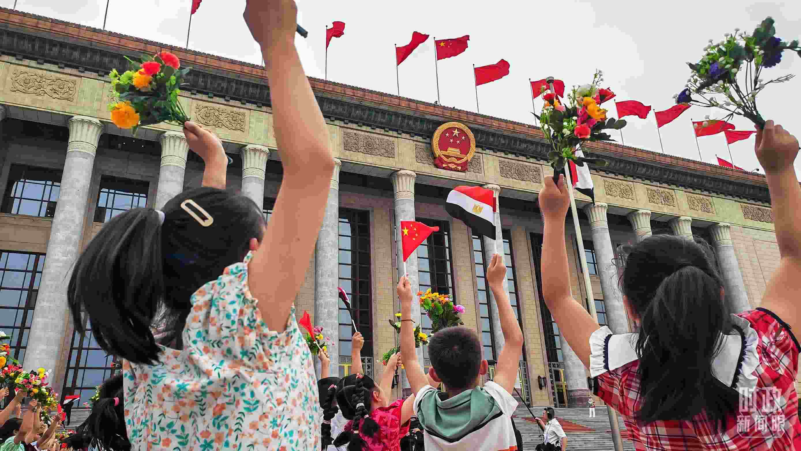 △5月29日下午，習近平主席舉行儀式歡迎埃及總統(tǒng)塞西訪華。圖為歡迎儀式現(xiàn)場的少年兒童。（總臺央視記者劉琦拍攝）