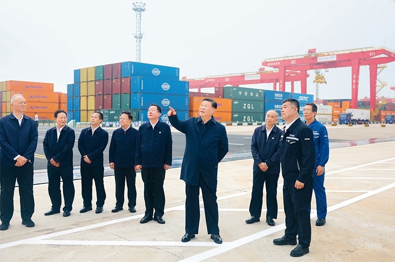 2024年5月22日至24日，中共中央總書記、國家主席、中央軍委主席習(xí)近平在山東考察。這是22日下午，習(xí)近平在日照港察看全自動化集裝箱碼頭作業(yè)場景。 新華社記者 鞠鵬/攝