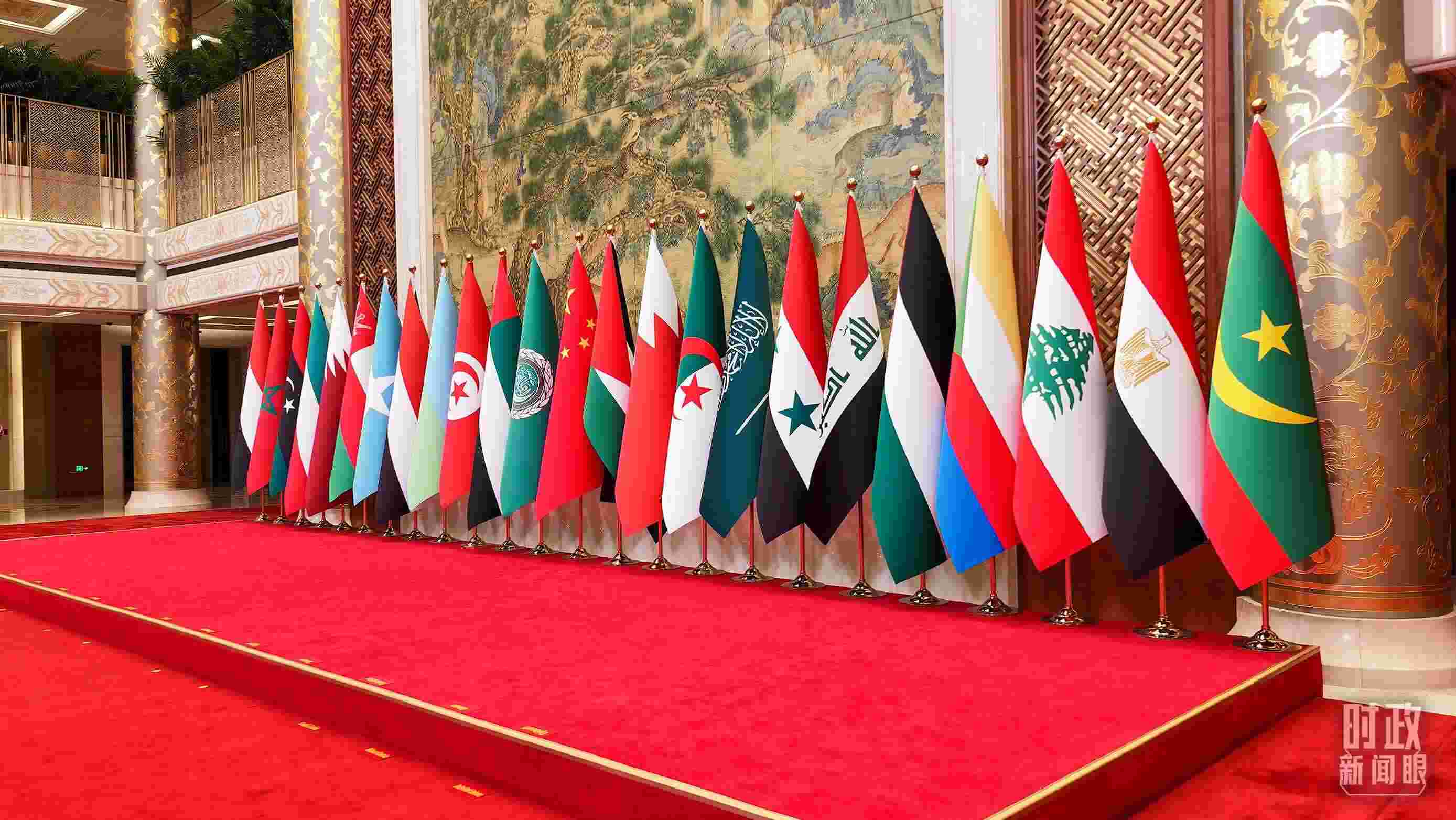 △會議現(xiàn)場的旗陣。（總臺央廣記者馬喆拍攝）