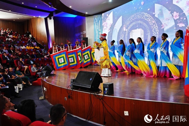開(kāi)幕式前，內(nèi)羅畢大學(xué)孔子學(xué)院學(xué)生進(jìn)行文藝表演。人民網(wǎng)記者 黃煒鑫攝