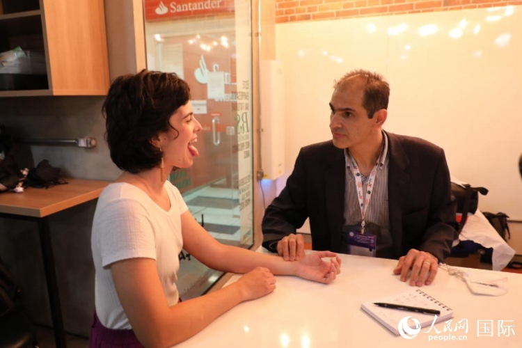 在巴西米納斯吉拉斯州首府貝洛奧里藏特開辦診所的中醫(yī)師保羅·貢扎爾韋斯，正在把脈并觀察舌苔。人民網(wǎng)記者 陳一鳴攝