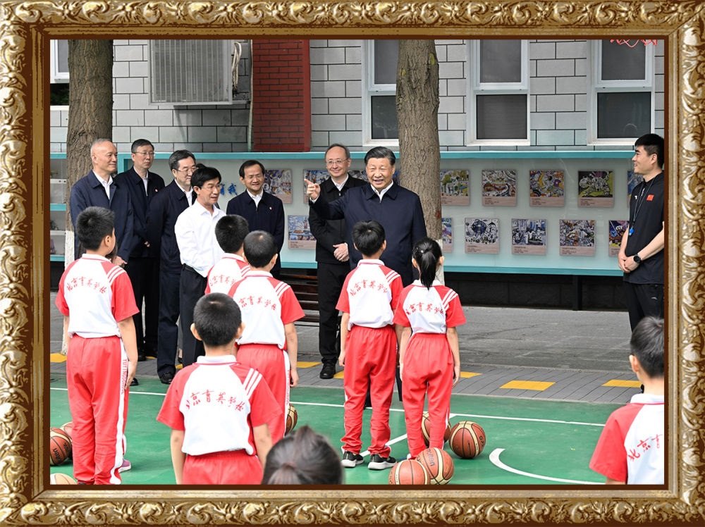 2023年5月31日上午，習(xí)近平總書記來到北京育英學(xué)校看望慰問師生，在籃球場同正在上體育課的小學(xué)生們親切交流。習(xí)近平親切地說：“現(xiàn)在生活條件好了，孩子們不是要吃得胖胖的，而是要長得壯壯的、練得棒棒的。”