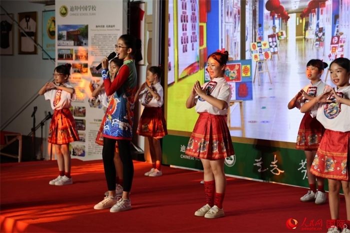 活動(dòng)上，孩子們表演原創(chuàng)歌舞節(jié)目。人民網(wǎng)記者 張志文攝