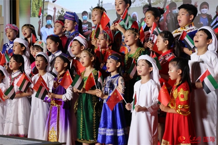 活動(dòng)上，身著中阿傳統(tǒng)服飾的孩子們共唱歌曲，表達(dá)對(duì)美好未來(lái)的向往。人民網(wǎng)記者 張志文攝