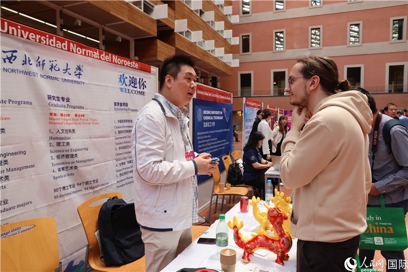 西班牙應(yīng)屆畢業(yè)生在展臺前咨詢。人民網(wǎng)記者 顏歡攝