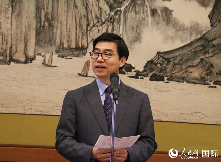 中國駐日本大使館施泳公使致辭。人民網(wǎng) 許可攝