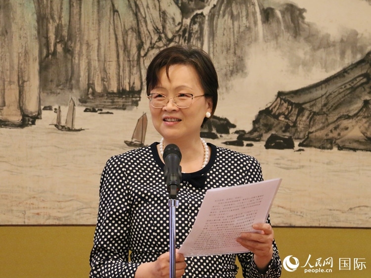 大使夫人丁玥致辭。人民網(wǎng) 許可攝