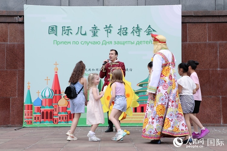 中俄兩國小朋友共同參與互動游戲。人民網(wǎng)記者 隋鑫攝