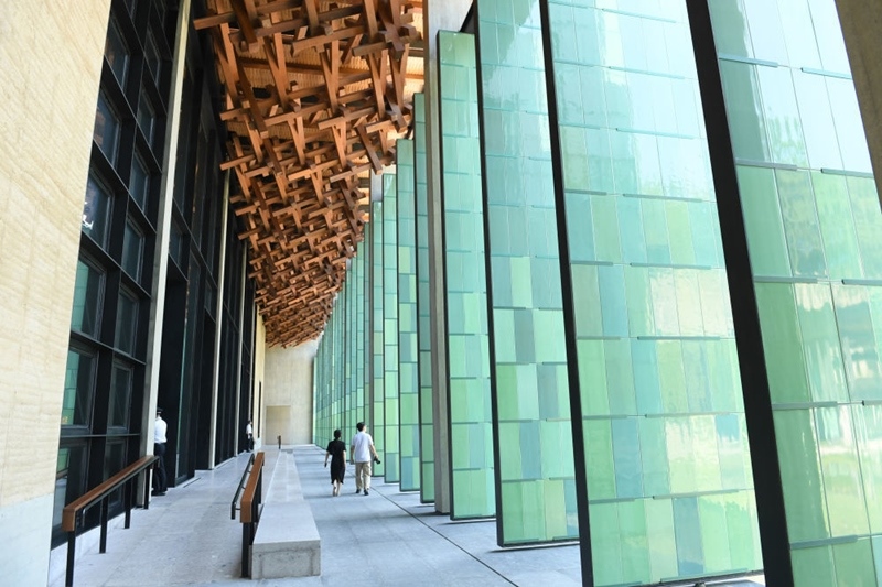 2022年7月23日，杭州國家版本館屋頂?shù)哪緲?gòu)和青瓷門扇相映成趣。