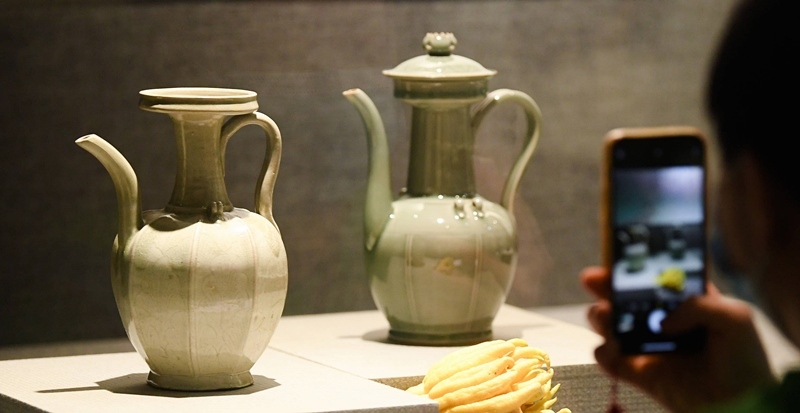 2021年9月14日，浙江省博物館，觀眾在拍攝北宋龍泉窯執(zhí)壺（左）和龍泉青瓷藝人劉杰制作的執(zhí)壺。