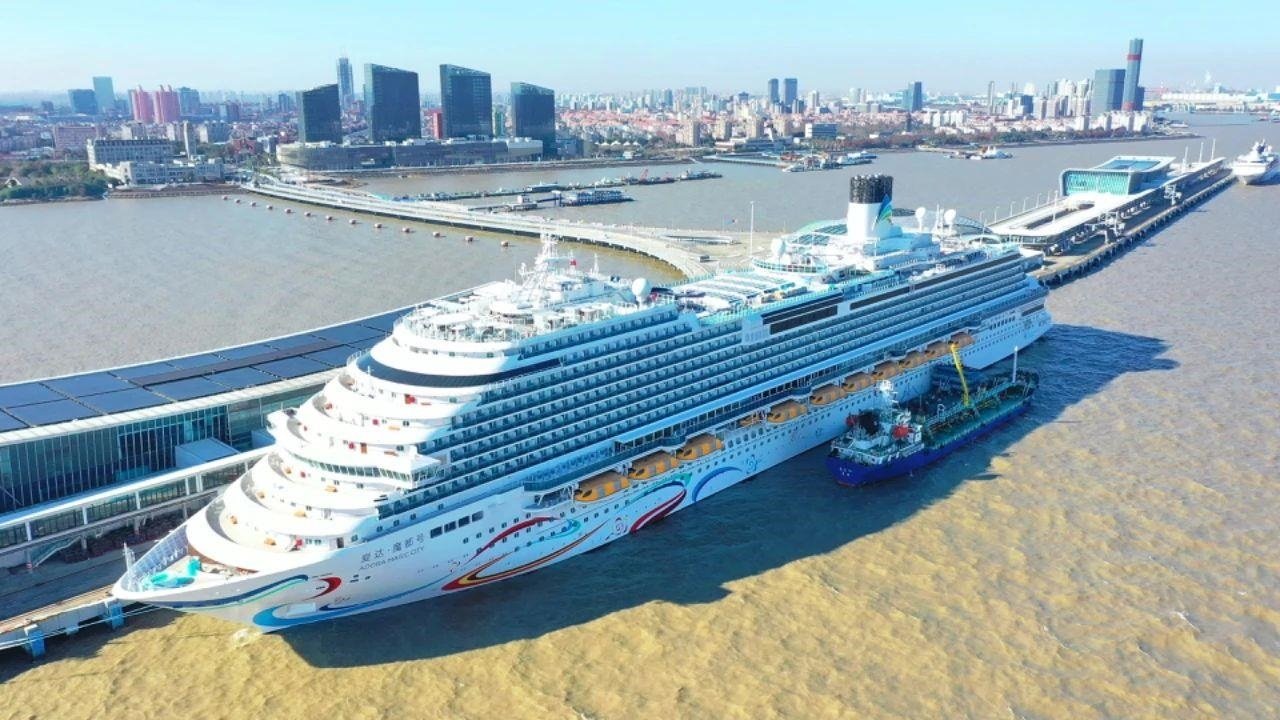 △2024年1月1日，國產首艘大型郵輪“愛達·魔都號”從上海吳淞口國際郵輪港開啟商業(yè)首航。