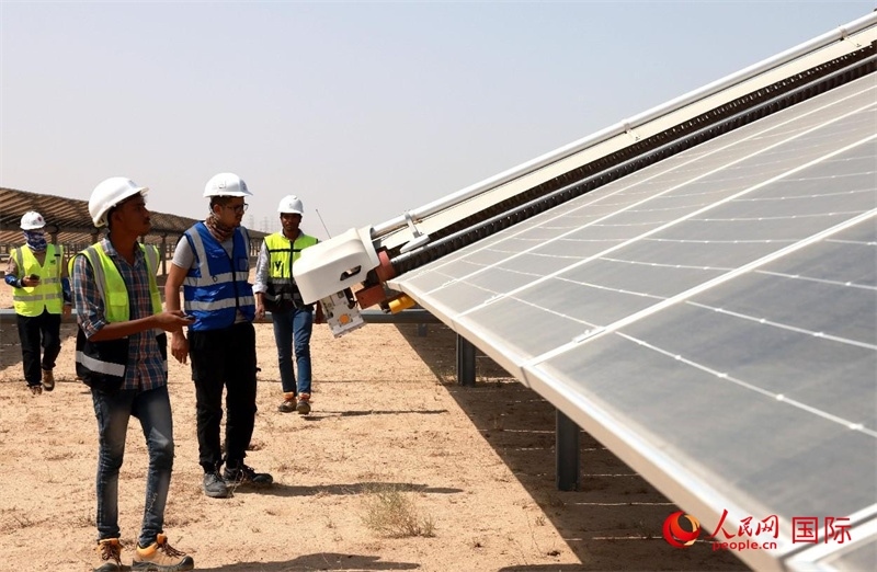 工作人員在測(cè)試自動(dòng)清掃機(jī)器人。人民網(wǎng)記者管克江攝