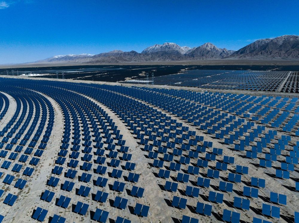 這是2024年4月23日在青海省海西蒙古族藏族自治州德令哈市光伏（光熱）產(chǎn)業(yè)園拍攝的光熱電站（無人機照片）。新華社記者 張龍 攝