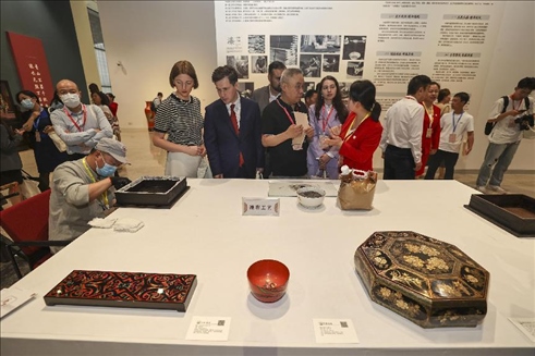 2023年5月28日，北京，推光漆器匠人為駐華使節(jié)展示技藝。