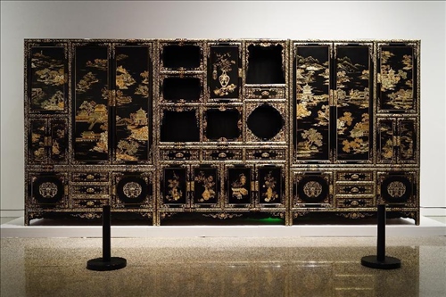 2023年7月9日，北京，中國工藝美術(shù)館·中國非物質(zhì)文化遺產(chǎn)館，“山西特色專業(yè)鎮(zhèn)·平遙非遺雙寶中華行”展覽展出的推光漆器作品。