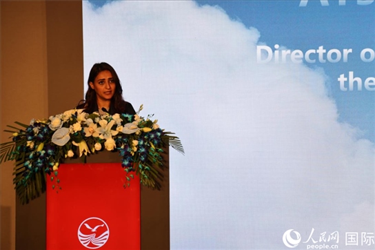 阿聯(lián)酋經(jīng)濟(jì)部旅游司司長(zhǎng)艾莎·阿菲菲致辭。人民網(wǎng)記者張志文攝
