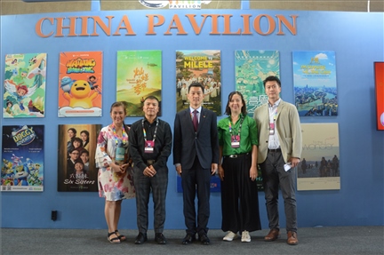 相關(guān)公司代表與中國駐里約熱內(nèi)盧總領(lǐng)館商務(wù)參贊敬艷輝在中國聯(lián)合展臺前合影。中廣國際公司供圖