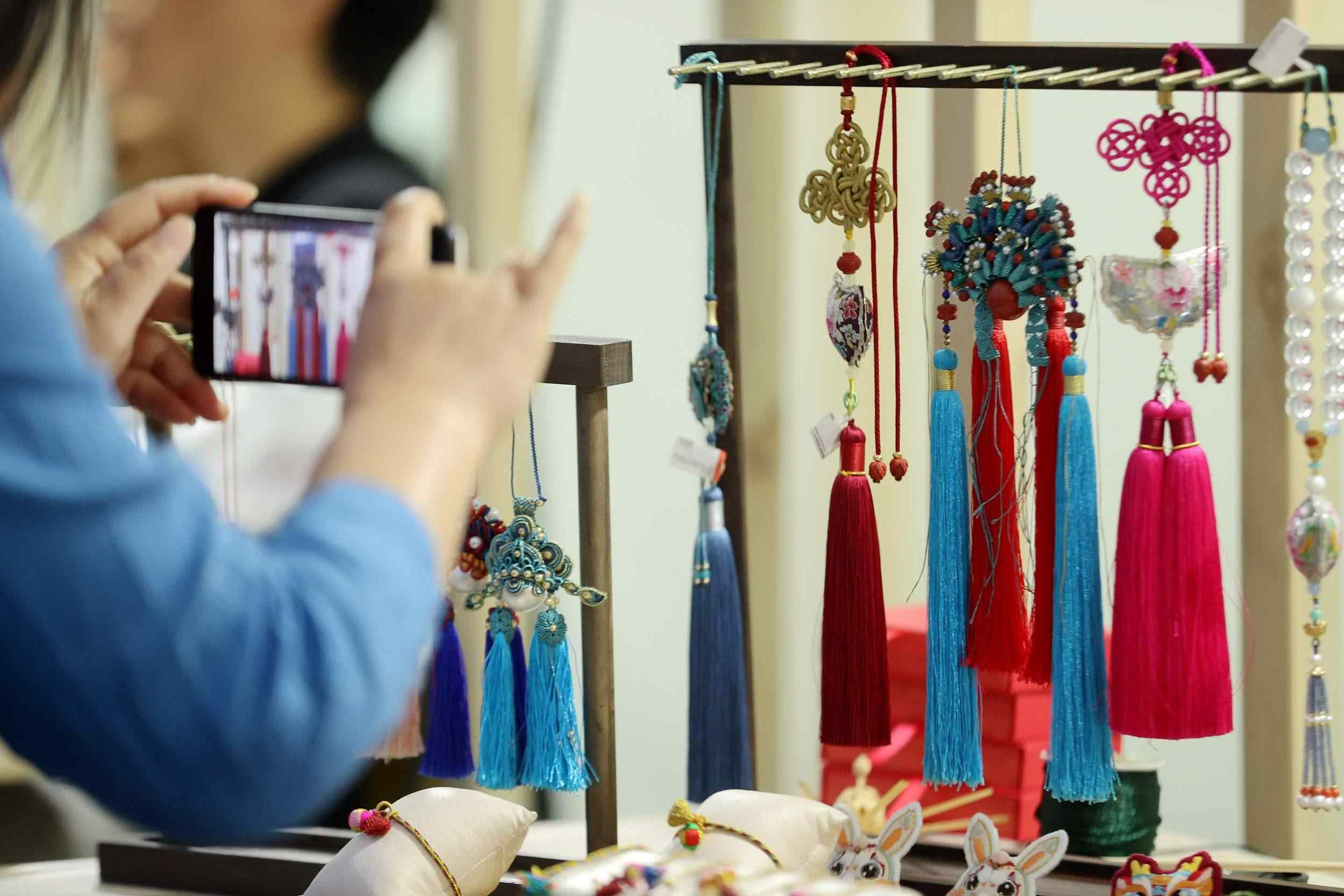 浙江湖州：多彩非遺文化展迎接文化和自然遺產(chǎn)日（圖片來(lái)源：視覺中國(guó)）