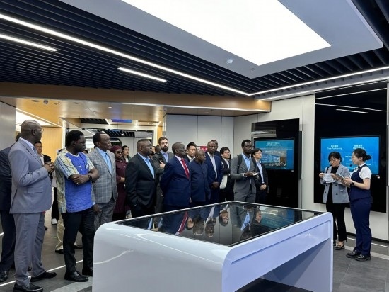 使節(jié)團考察云上貴州大數(shù)據(jù)集團展示中心。新華社記者 袁睿 攝