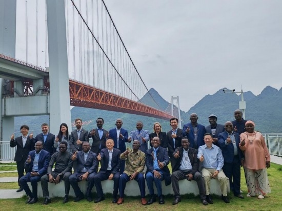 使節(jié)團與壩陵河大橋合影。新華社記者 吳思 攝