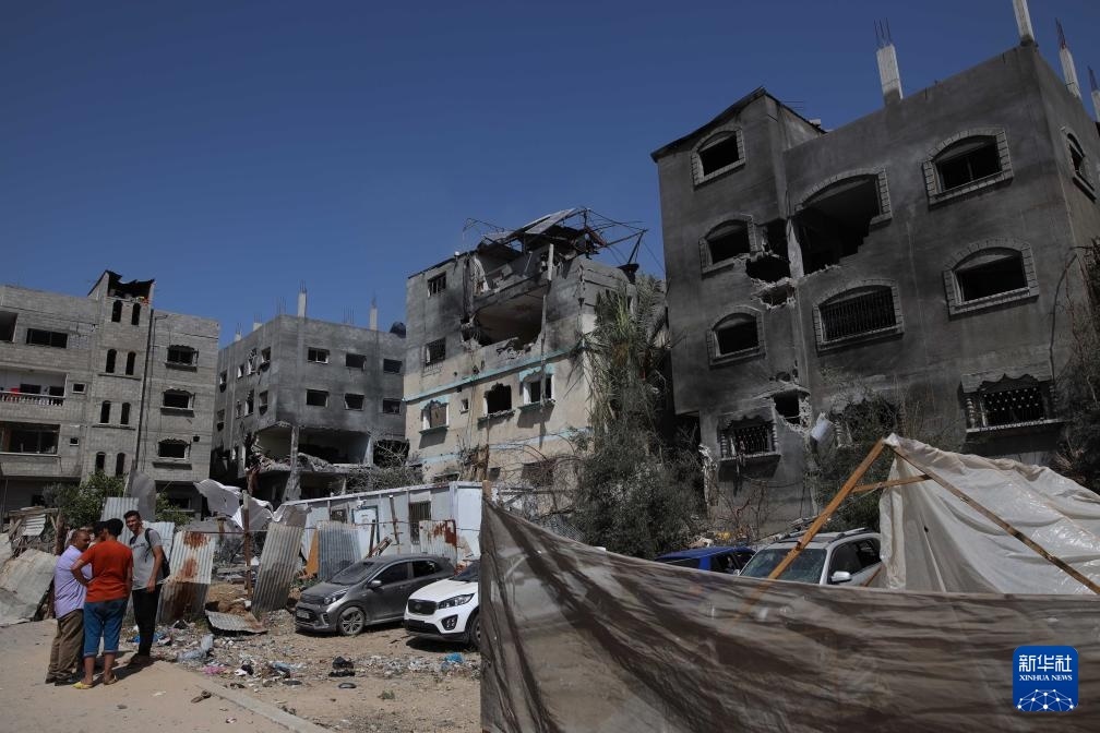 這是6月8日在加沙地帶中部努賽賴特難民營拍攝的在以軍襲擊中受損嚴重的房屋及車輛。新華社發(fā)（馬爾萬·達烏德攝）