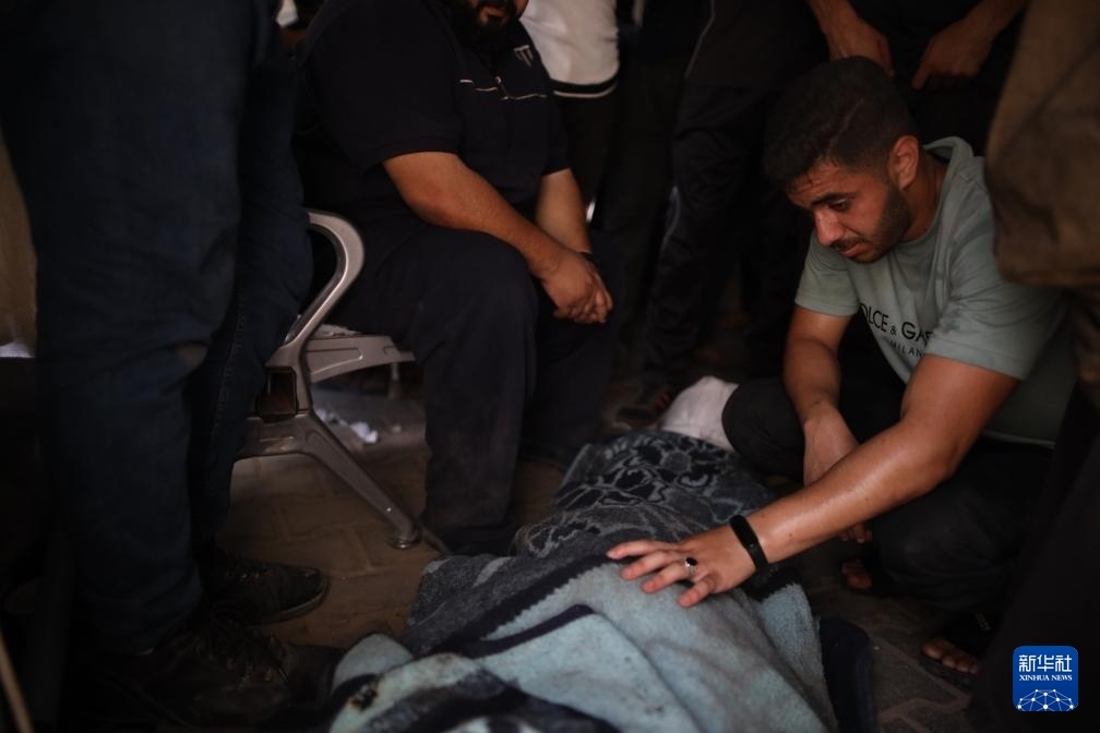 這是6月8日在加沙地帶中部努賽賴特難民營拍攝的以軍襲擊受害者。新華社發(fā)（馬爾萬·達烏德攝）