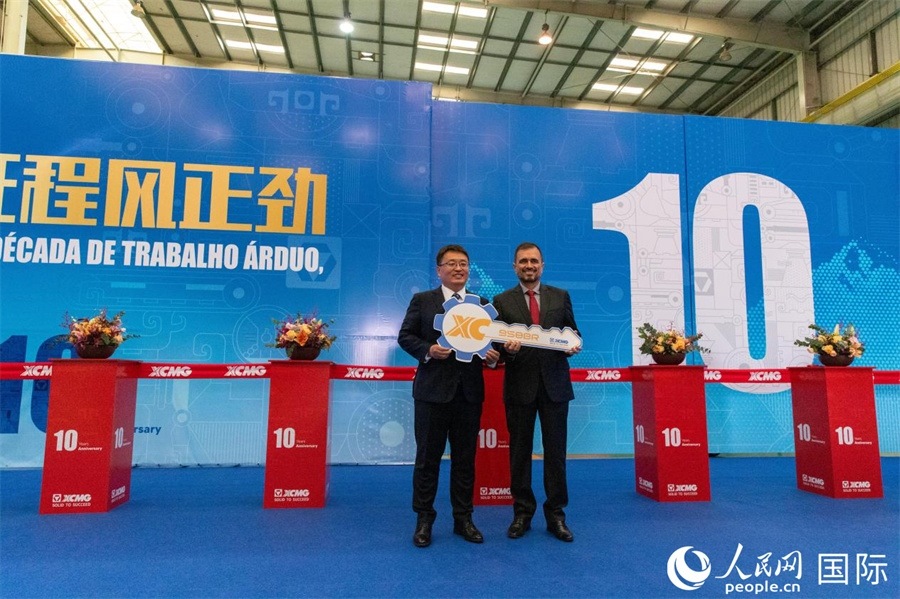 儀式上，徐工巴西制造總經(jīng)理李寒光將第23456臺(tái)產(chǎn)品鑰匙交付給客戶巴西Simak公司首席執(zhí)行官安德森·阿布魯手中。 人民日報(bào)社拉美中心分社 威廉·科埃略·維亞納攝