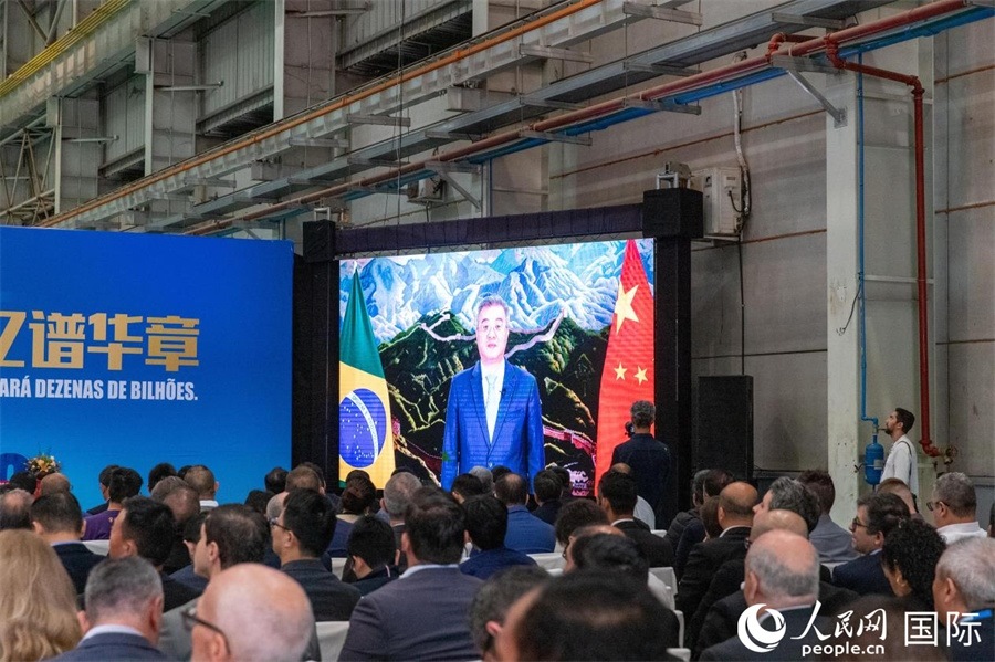 中國駐巴西大使祝青橋在視頻致辭中表示，徐工在巴西的發(fā)展，是眾多中國企業(yè)在習(xí)近平主席提出的共建“一帶一路”倡議推動(dòng)下，將中國的技術(shù)和產(chǎn)業(yè)發(fā)展成果帶往世界，促進(jìn)各國發(fā)展的縮影。 人民日報(bào)社拉美中心分社 威廉·科埃略·維亞納攝