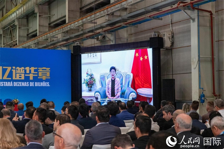 中國駐里約熱內(nèi)盧總領(lǐng)事田敏在視頻致辭中表示，中國是米納斯吉拉斯州第一大貿(mào)易伙伴和重要投資來源國。近年來，雙方在貿(mào)易投資、科技創(chuàng)新、裝備制造、人文交流等領(lǐng)域開展了富有成果的合作。 人民日報(bào)社拉美中心分社 威廉·科埃略·維亞納攝