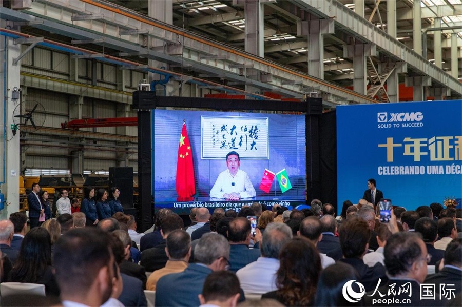 徐工集團(tuán)、徐工機(jī)械董事長楊東升在視頻致辭中表示，徐工作為中國工程機(jī)械的排頭兵，堅(jiān)定不移實(shí)施國際化主戰(zhàn)略，投資運(yùn)營的徐工巴西制造基地成為見證中巴友誼的標(biāo)桿示范。 人民日報(bào)社拉美中心分社 威廉·科埃略·維亞納攝