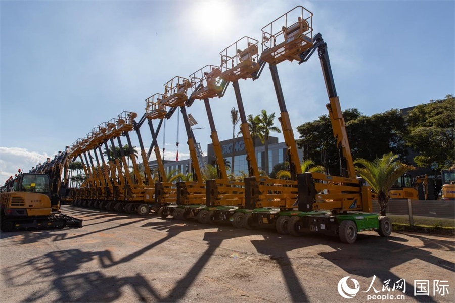 在徐工巴西制造生產(chǎn)基地，一批完成生產(chǎn)的設(shè)備正準(zhǔn)備交付客戶。 人民日報(bào)社拉美中心分社 威廉·科埃略·維亞納攝