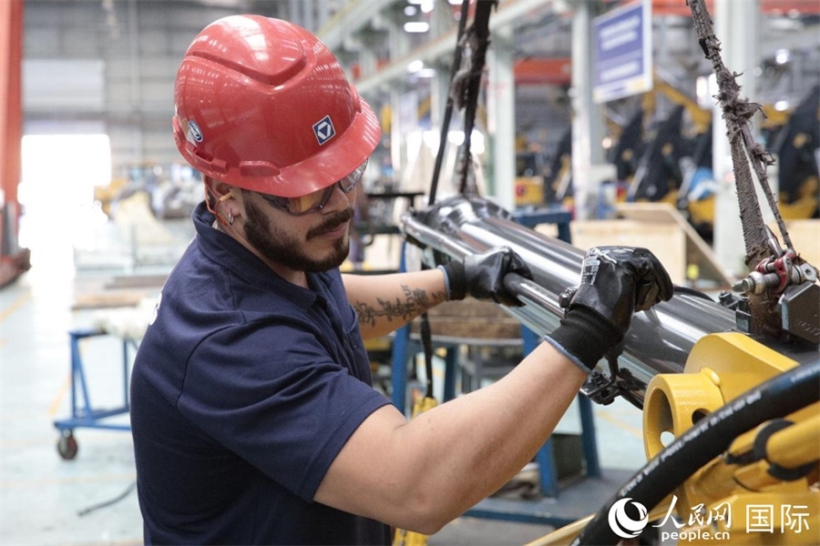 一名徐工巴西制造基地的當(dāng)?shù)貑T工正在進(jìn)行設(shè)備安裝和調(diào)試。 人民日報(bào)社拉美中心分社 威廉·科埃略·維亞納攝