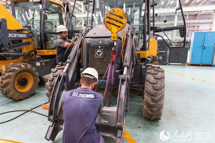 兩名徐工巴西制造基地的當(dāng)?shù)貑T工正在進(jìn)行設(shè)備安裝和調(diào)試。 人民日報(bào)社拉美中心分社 威廉·科埃略·維亞納攝