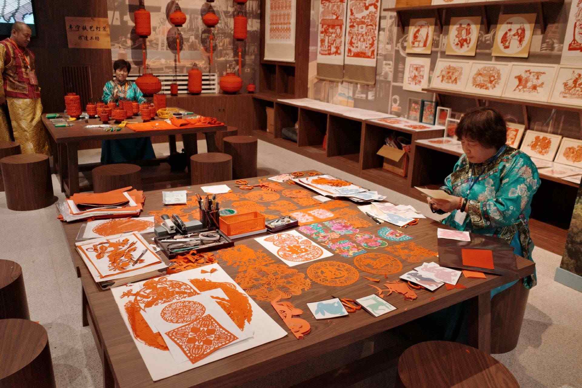 “氣象萬千——中國非遺保護實踐主題展”上，非遺傳承人現(xiàn)場展示。人民網(wǎng)記者 劉微攝