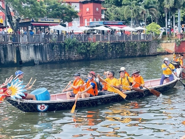 多元種族共同奮輯前進(jìn)，體驗在馬六甲河劃龍舟，引來大批游客駐足圍觀。組委會供圖